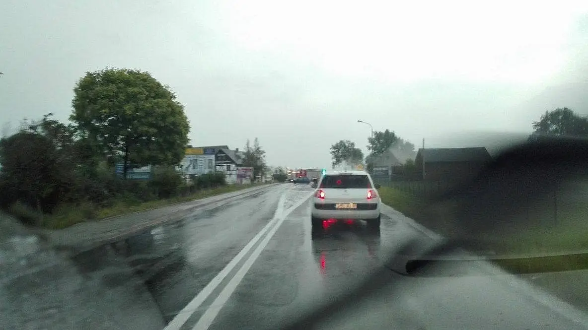 Zamknięta droga i ewakuacja mieszkańców w Kruszynie