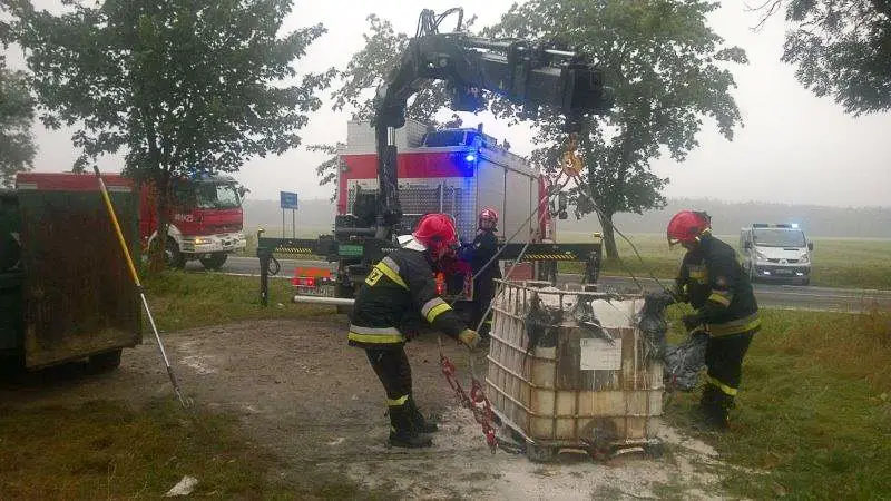 Beczka z niebezpiecznym kwasem w Kruszynie i ewakuacja ludzi