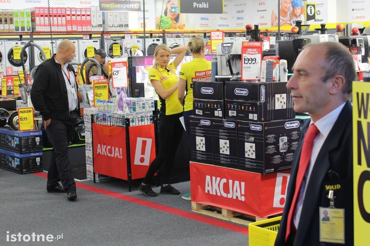 Otwarcie galerii - kolejki pod Media Expert