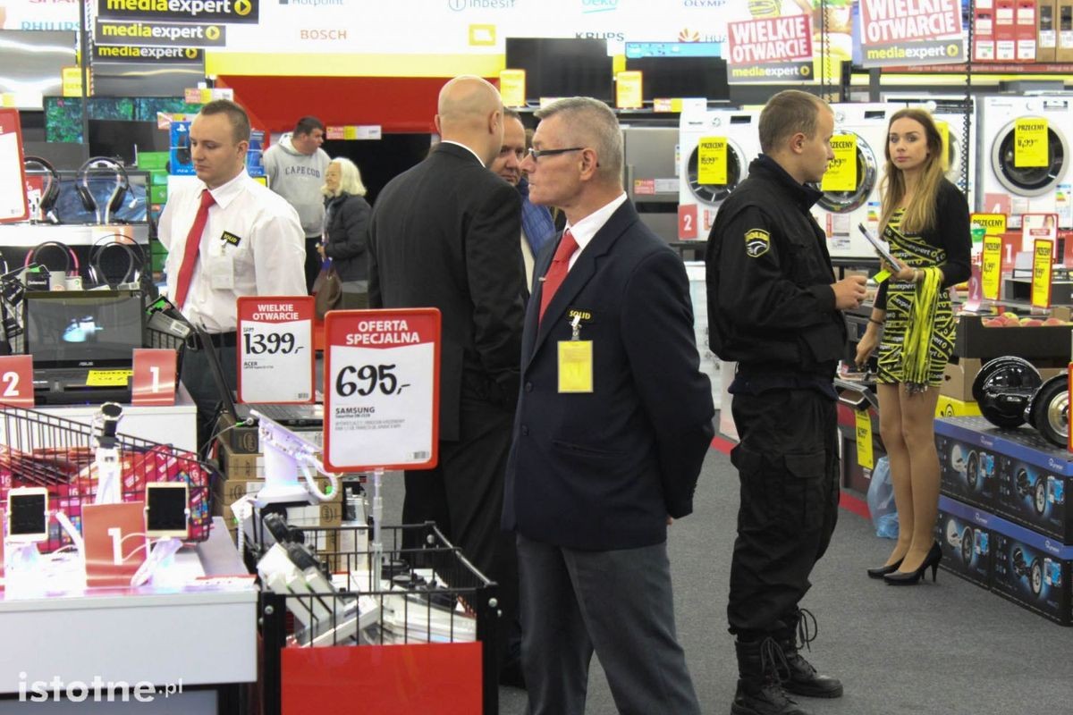 Otwarcie galerii - kolejki pod Media Expert