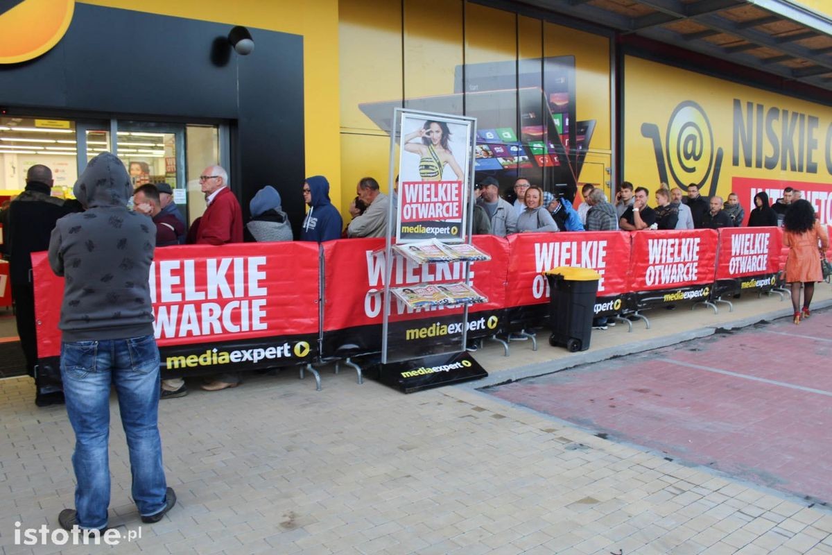 Otwarcie galerii - kolejki pod Media Expert