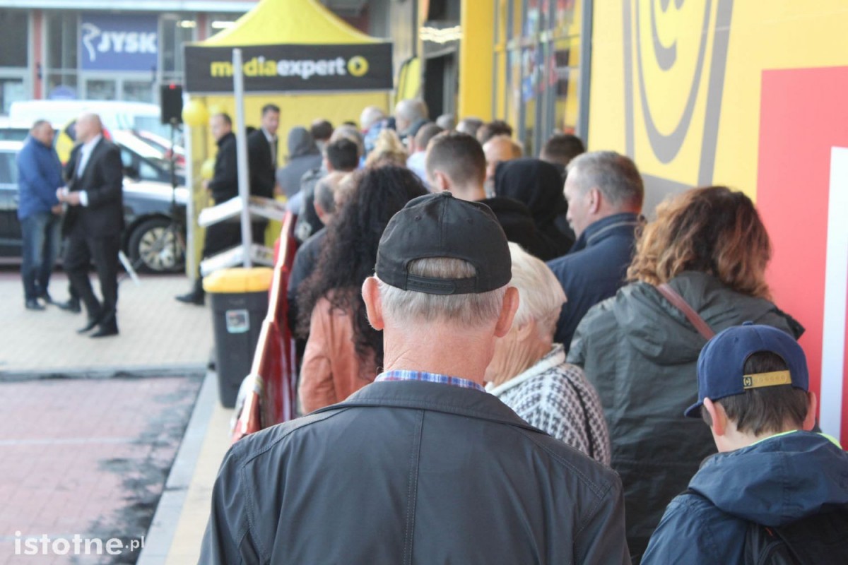 Otwarcie galerii - kolejki pod Media Expert