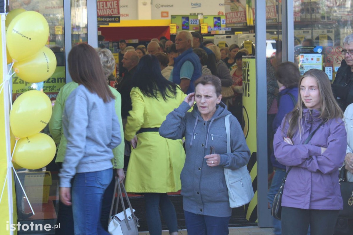 Otwarcie galerii - kolejki pod Media Expert