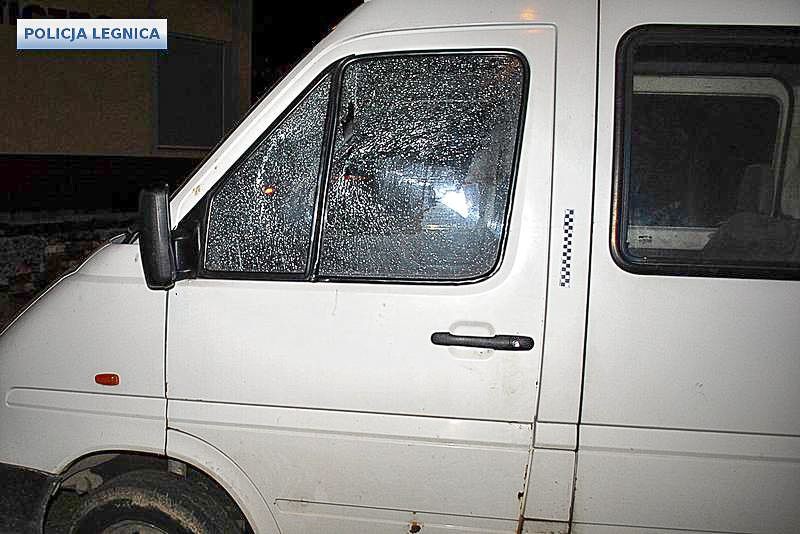 Strzelali do aut na parkingu. Wandale zatrzymani