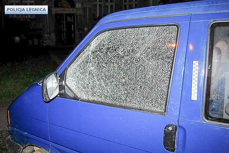 Strzelali do aut na parkingu. Wandale zatrzymani