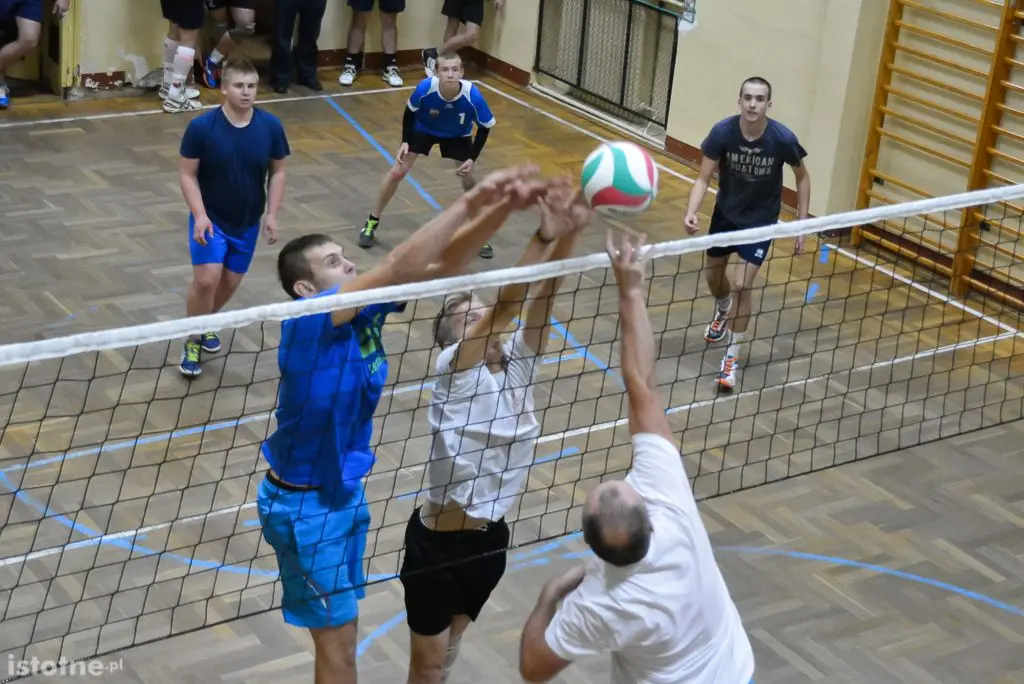 „Mechanik”: Siatkówka łączy pokolenia