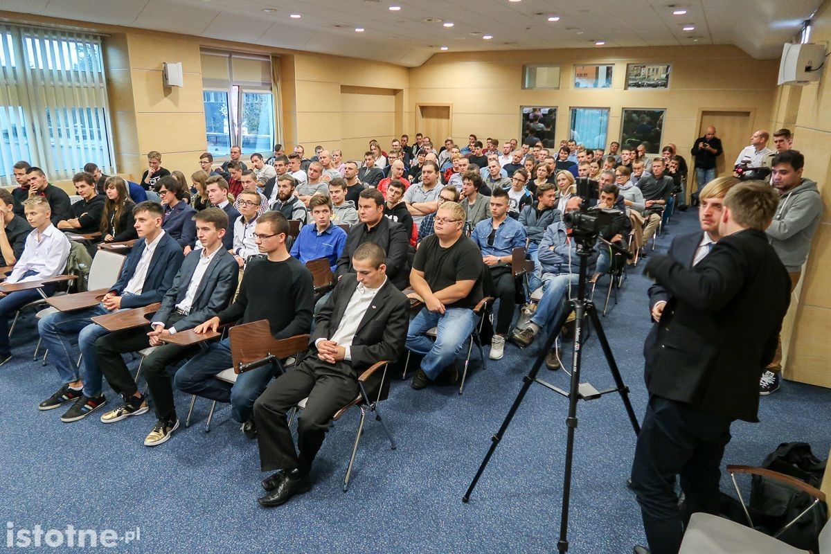 Publiczność na spotkaniu z Januszem Kowinem-Mikke