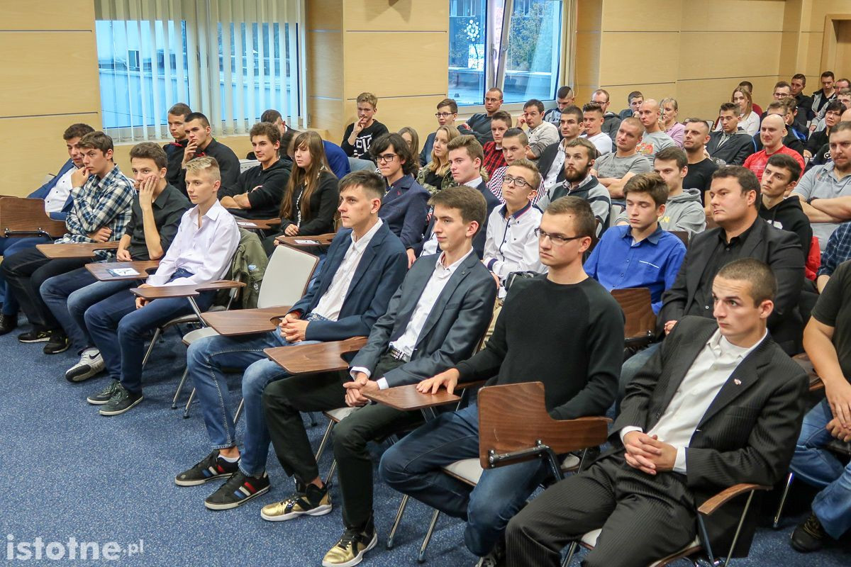 Publiczność na spotkaniu z Januszem Kowinem-Mikke