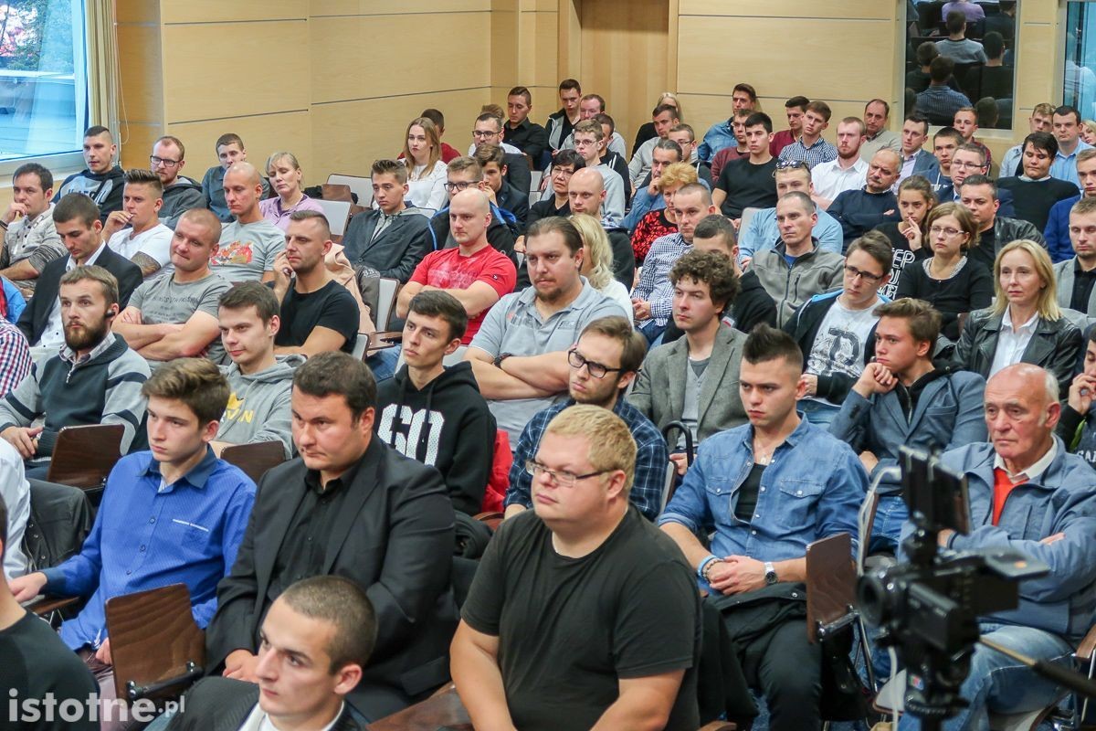 Publiczność na spotkaniu z Januszem Kowinem-Mikke