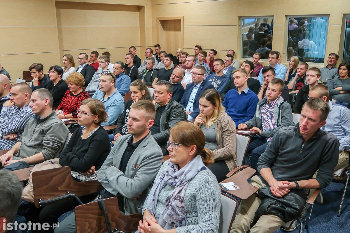 Publiczność na spotkaniu z Januszem Kowinem-Mikke