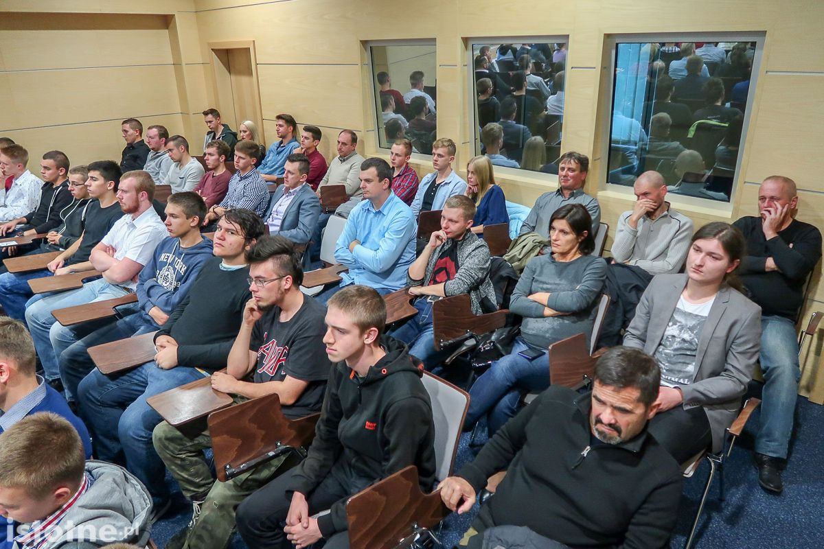 Publiczność na spotkaniu z Januszem Kowinem-Mikke