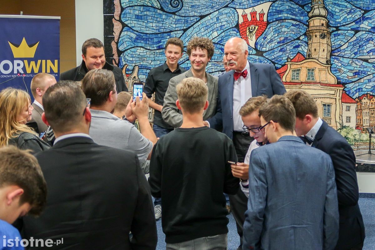 Publiczność na spotkaniu z Januszem Kowinem-Mikke