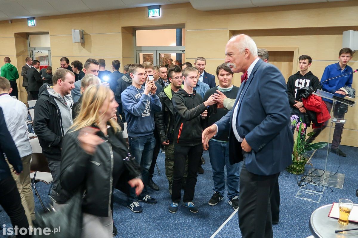 Publiczność na spotkaniu z Januszem Kowinem-Mikke