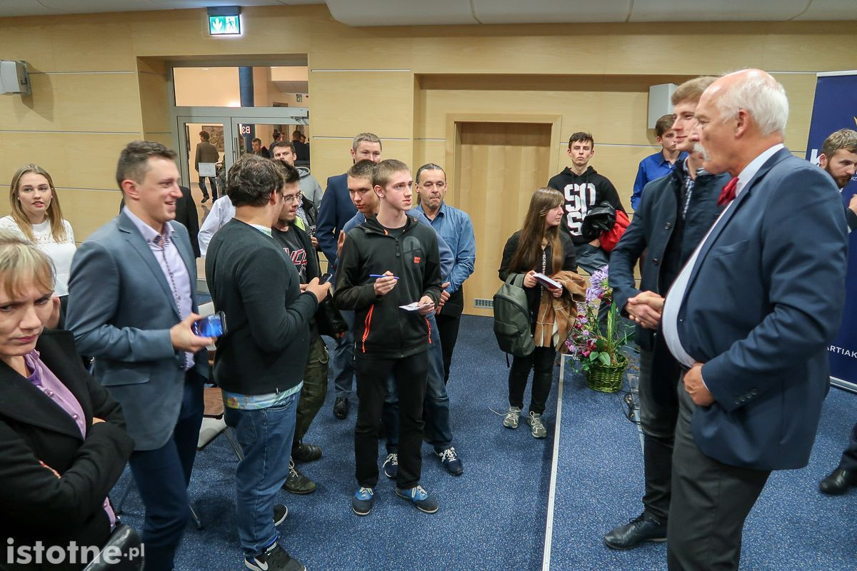 Publiczność na spotkaniu z Januszem Kowinem-Mikke