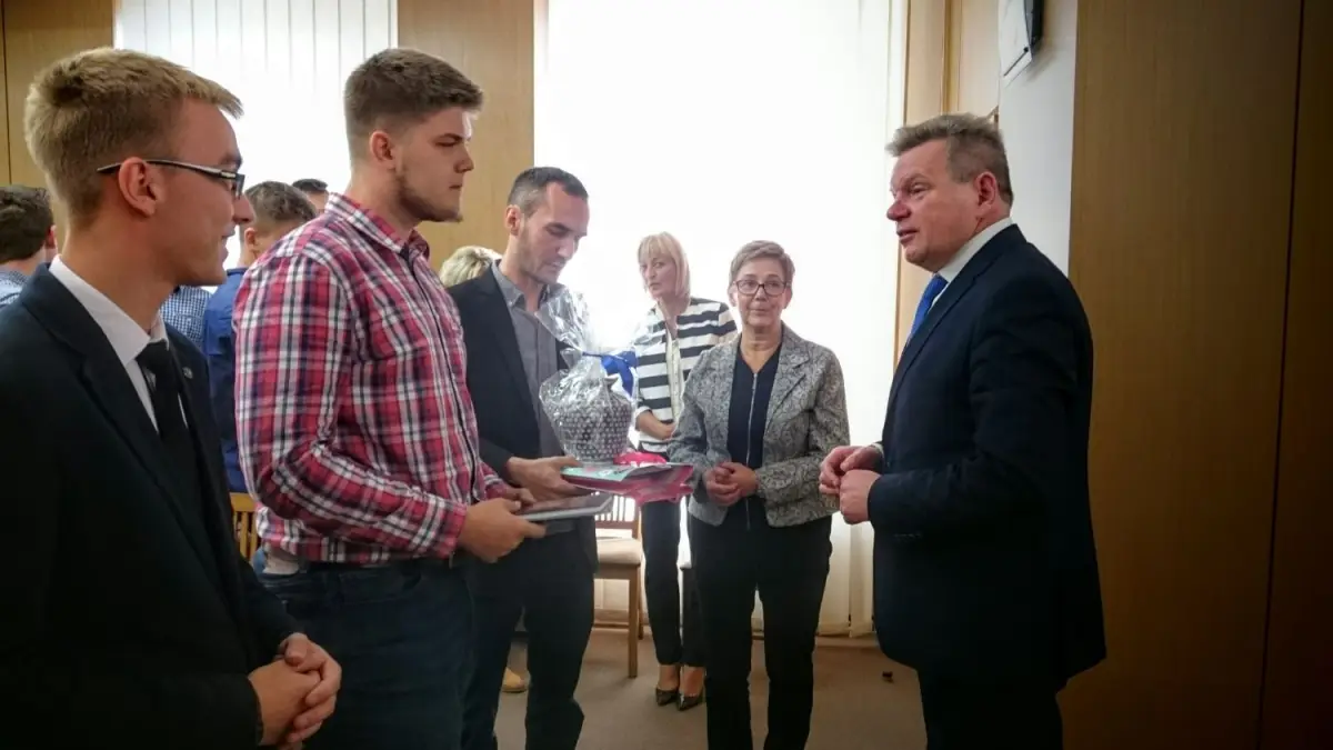 Marszałek Jarosław Narkiewicz otrzymuje pamiatkowy wazon z bolesławieckiej ceramiki