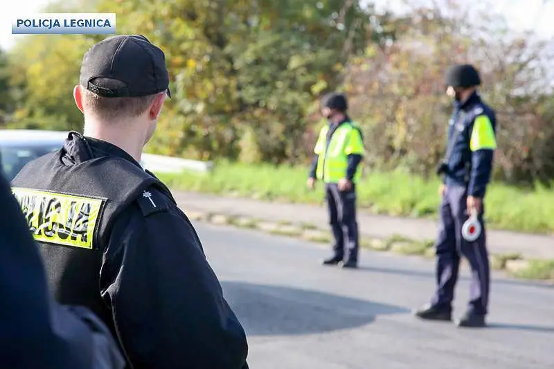 Policjanci, broń maszynowa i blokada drogi. Cel: zatrzymać zabójcę