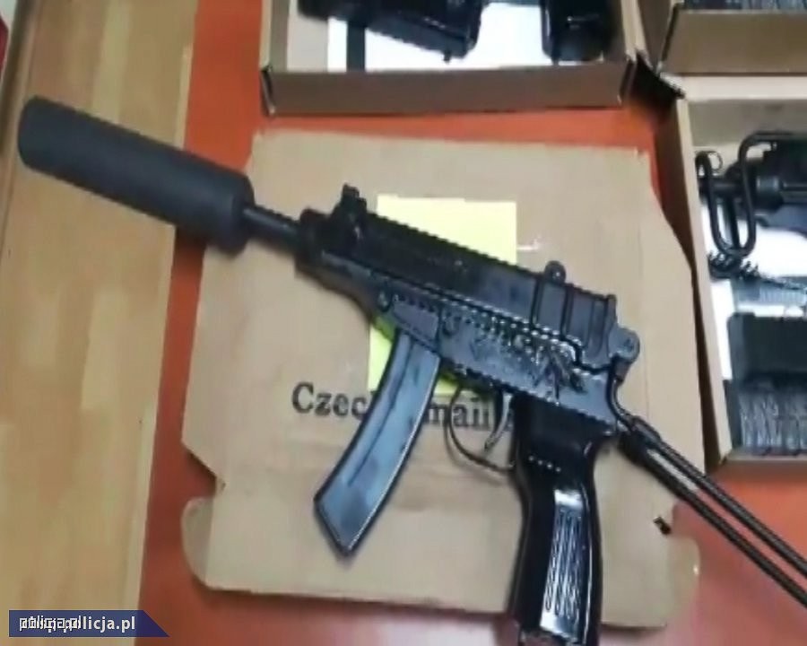 CBŚP zlikwidowało arsenał i zabezpieczyło 36 jednostek broni. 7 osób zatrzymanych