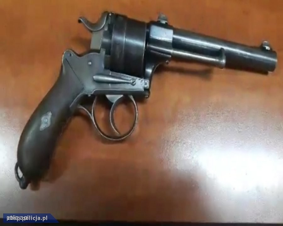 CBŚP zlikwidowało arsenał i zabezpieczyło 36 jednostek broni. 7 osób zatrzymanych