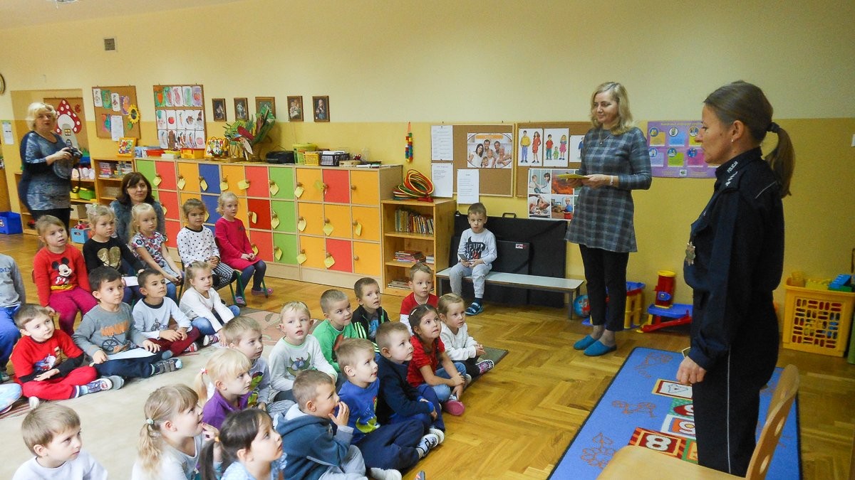 Policja: spotkanie z przedszkolakami z „czwórki”. Bajki i rozmowy o bezpieczeństwie