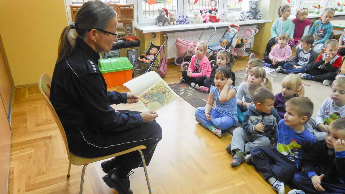 Policja: spotkanie z przedszkolakami z „czwórki”. Bajki i rozmowy o bezpieczeństwie