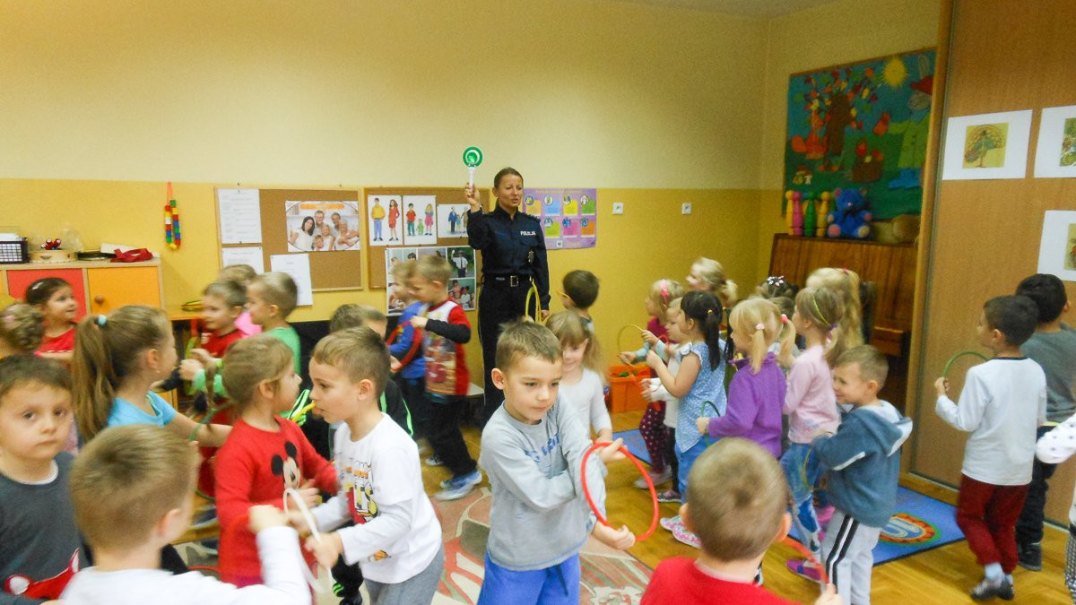 Policja: spotkanie z przedszkolakami z „czwórki”. Bajki i rozmowy o bezpieczeństwie
