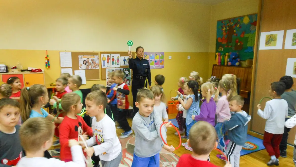 Policja: spotkanie z przedszkolakami z „czwórki”. Bajki i rozmowy o bezpieczeństwie