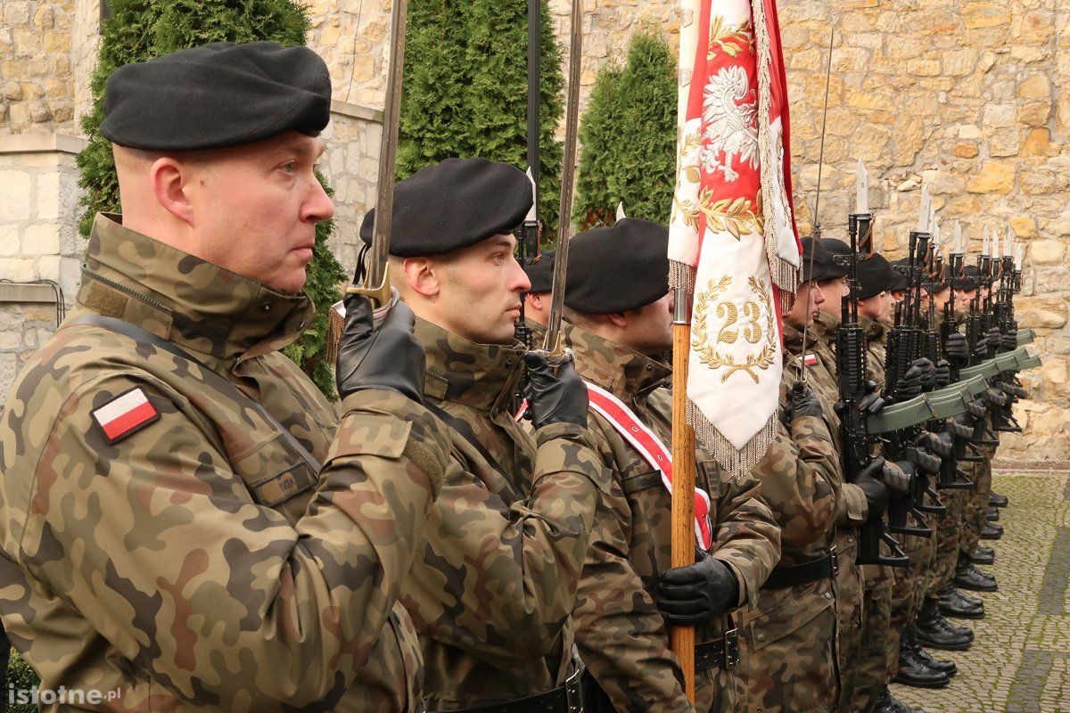 Uroczystość odsłonięcie tablicy smoleńskiej