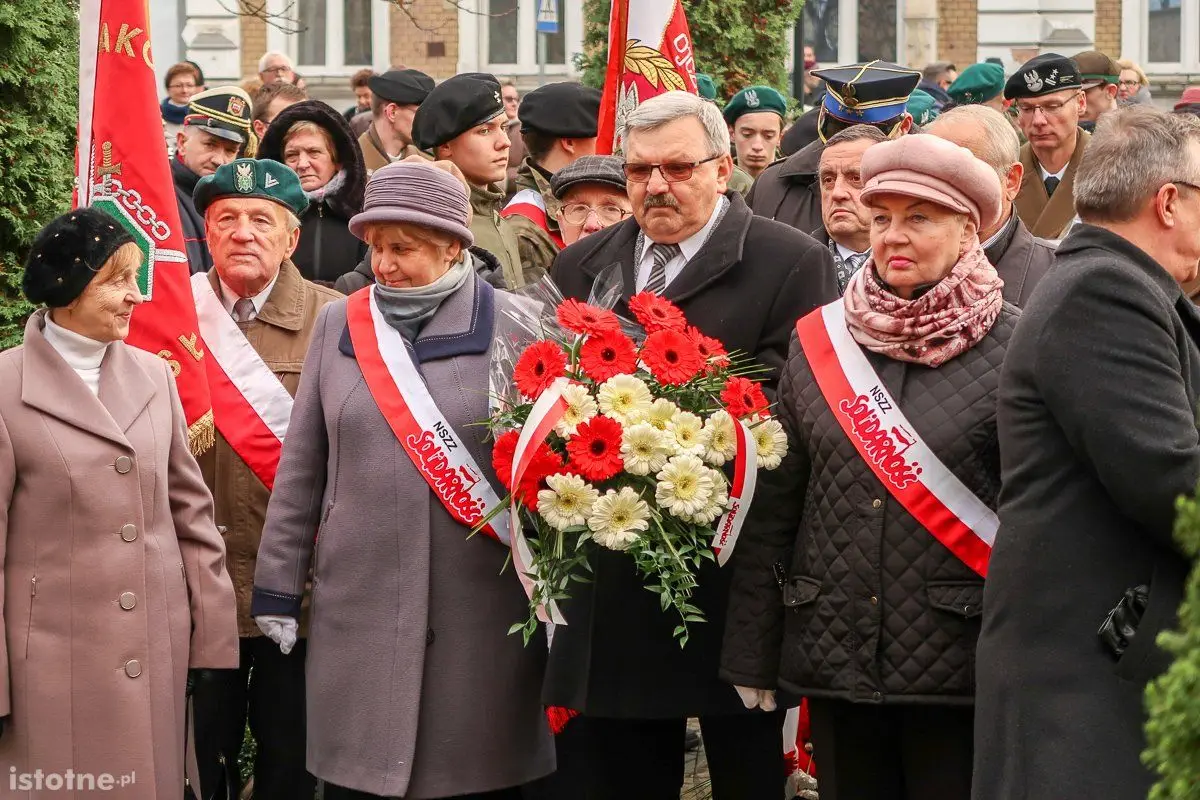 Uroczystość odsłonięcie tablicy smoleńskiej