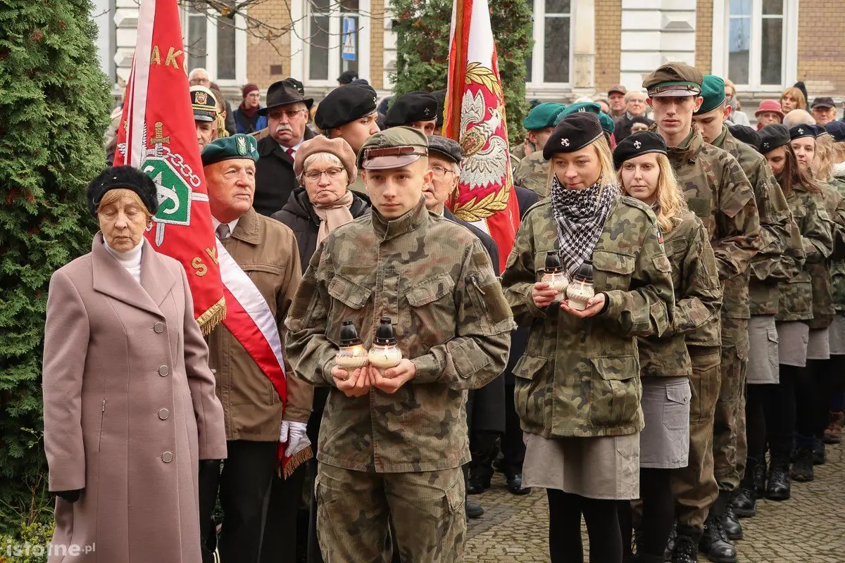 Uroczystość odsłonięcie tablicy smoleńskiej