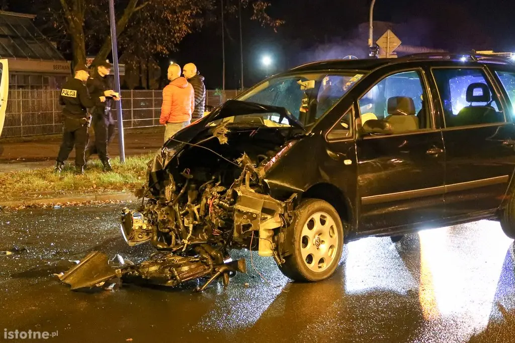 Kolizja aut na skrzyżowaniu ulic Cieszkowskiego i Staszica