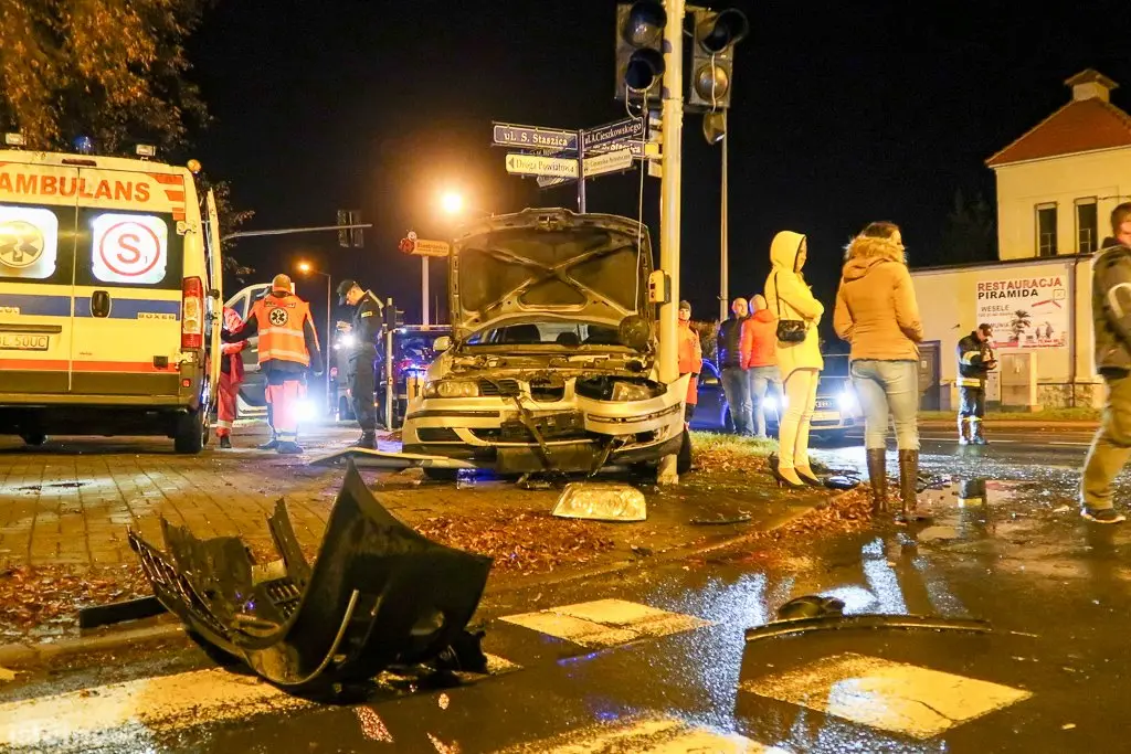 Kolizja aut na skrzyżowaniu ulic Cieszkowskiego i Staszica