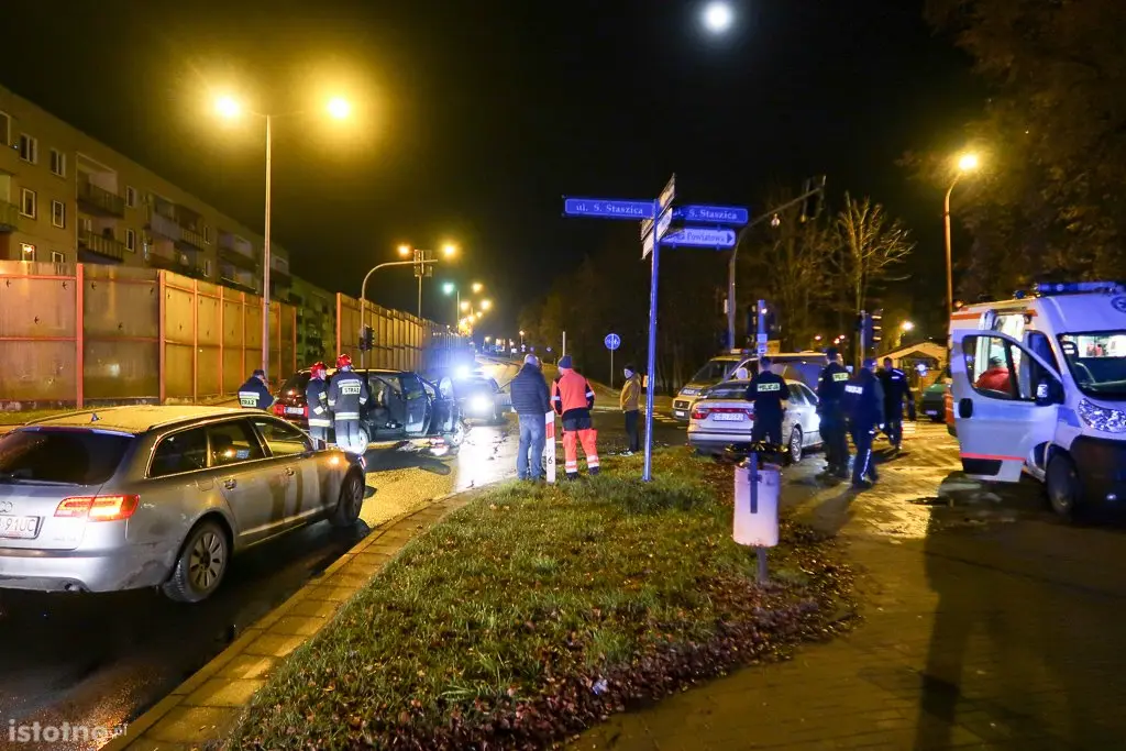 Kolizja aut na skrzyżowaniu ulic Cieszkowskiego i Staszica