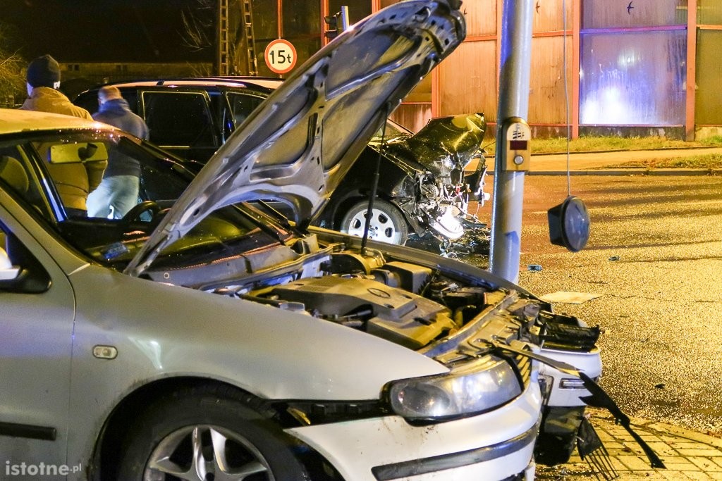 Kolizja aut na skrzyżowaniu ulic Cieszkowskiego i Staszica