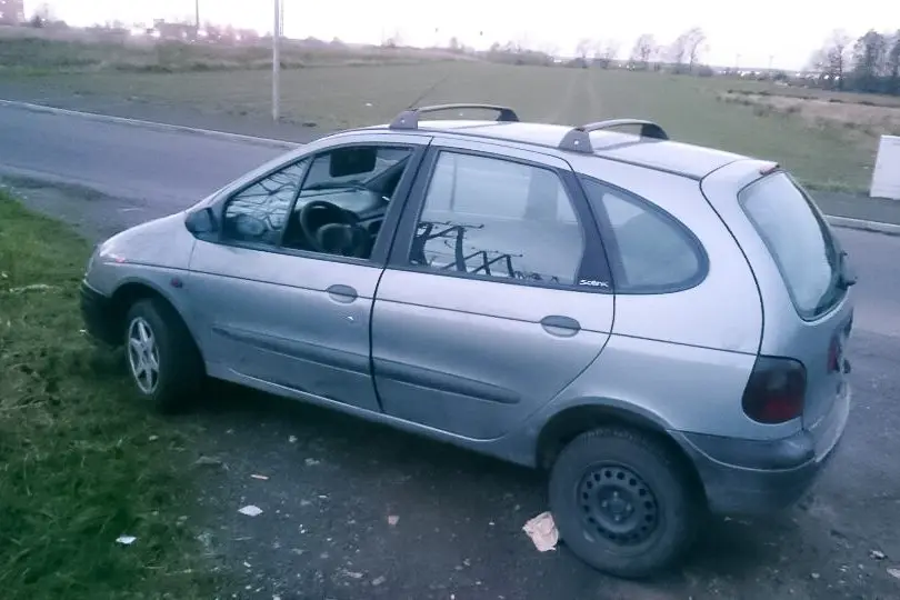 Porzucony Renault między Bolesławcem a Kruszynem