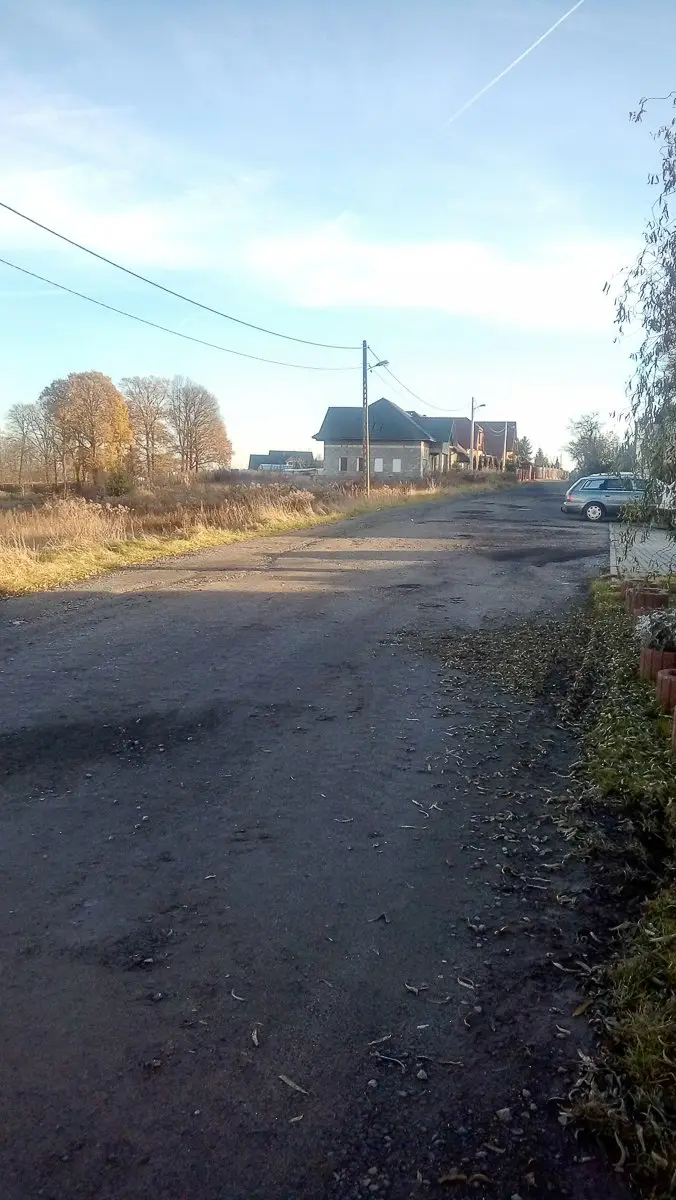 Zniszczona droga przy ul. Widok. – My nie mieszkamy w jakichś slamsach – żalą się mieszkańcy