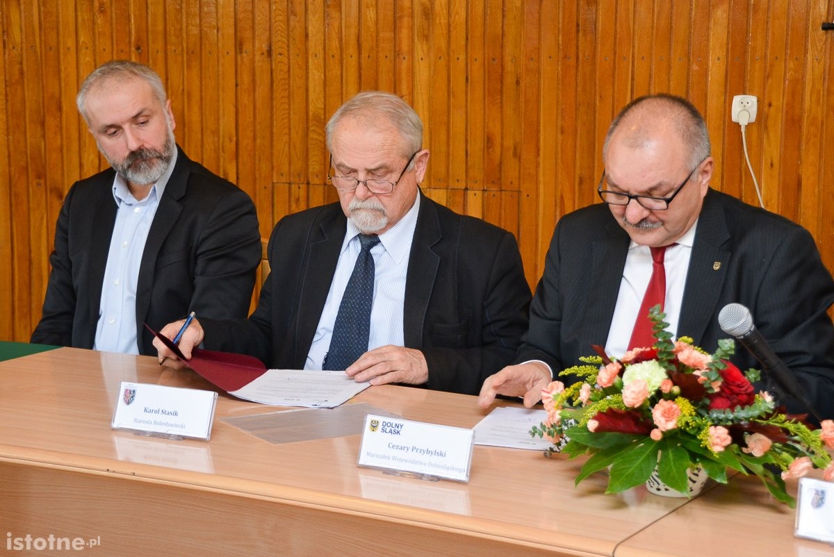 Niemal 5 mln zł na powiatowe szkolnictwo zawodowe. Umowa o dofinansowanie podpisana