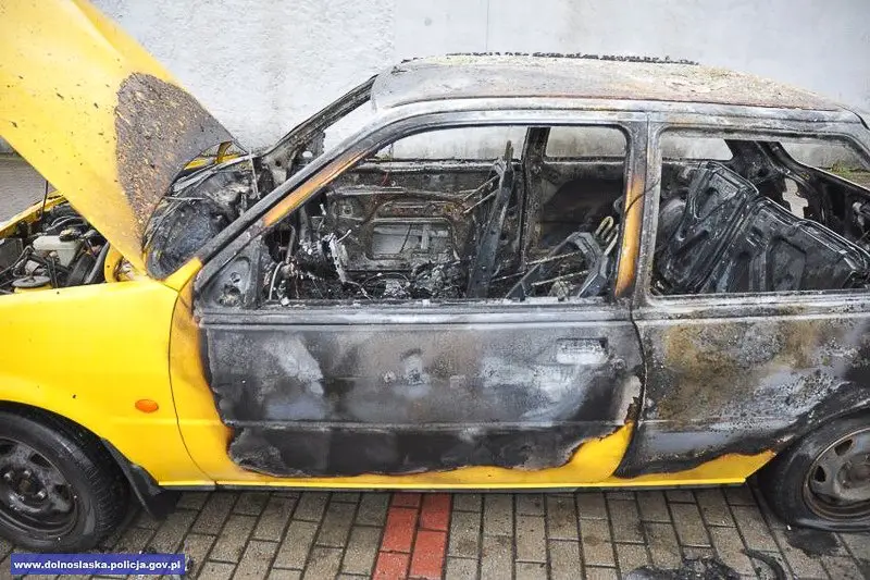 Ukradł auto, a chwilę później je podpalił
