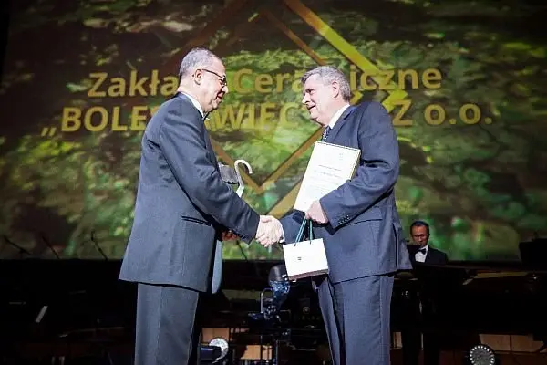 Wiesław Ogrodnik odbiera zdobyły statuetkę „Dolnośląskiego Gryfa”