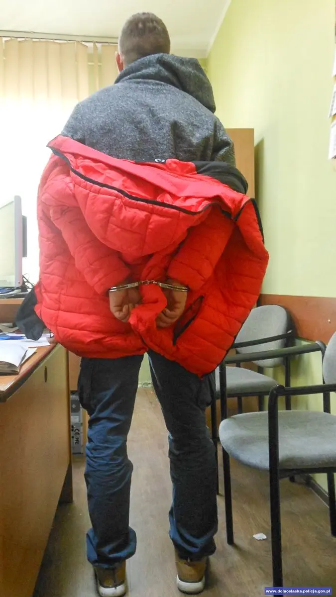 Recydywiści kradli alkohol i papierosy. Potem sprzedawali je za granicą