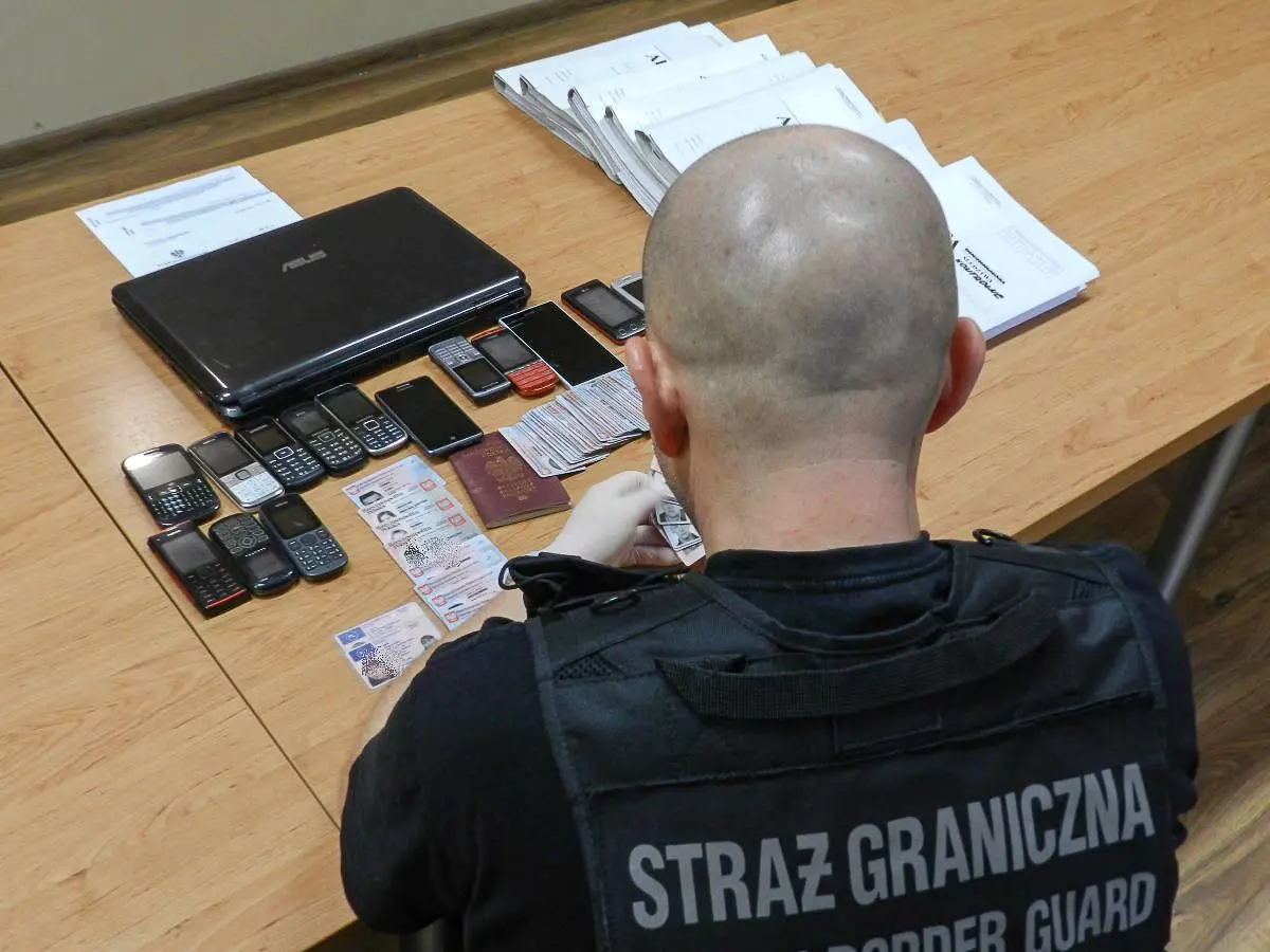 Nielegalnie przerzucali Ukraińców do Wielkiej Brytanii. Dwaj mieszkańcy powiatu zatrzymani