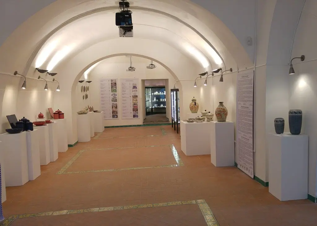 Otwarcie wystawy Stowarzyszenia Gmin Ceramicznych Rzeczypospolitej Polskiej „Z bolesławieckiej gliny”.