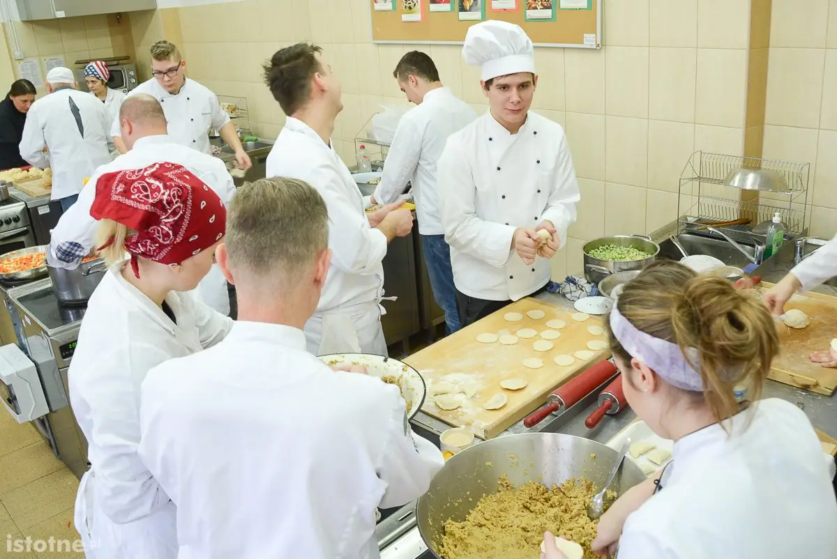 Kiermasz w Zespole Szkół Ogólnokształcących i Zawodowych. Przyjdź i pomóż chorej Zuzi