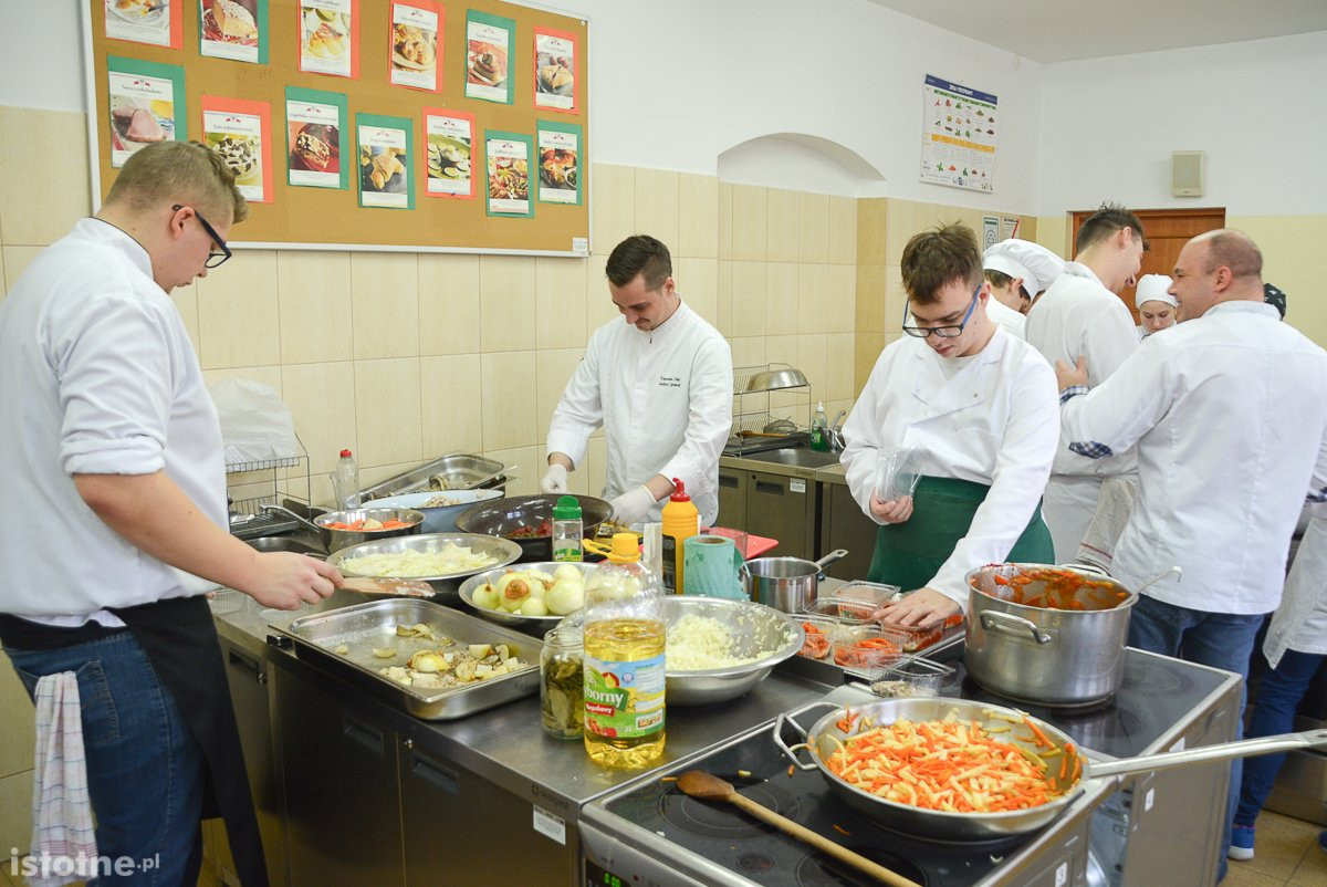 Kiermasz w Zespole Szkół Ogólnokształcących i Zawodowych. Przyjdź i pomóż chorej Zuzi