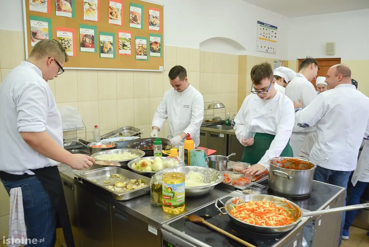 Kiermasz w Zespole Szkół Ogólnokształcących i Zawodowych. Przyjdź i pomóż chorej Zuzi
