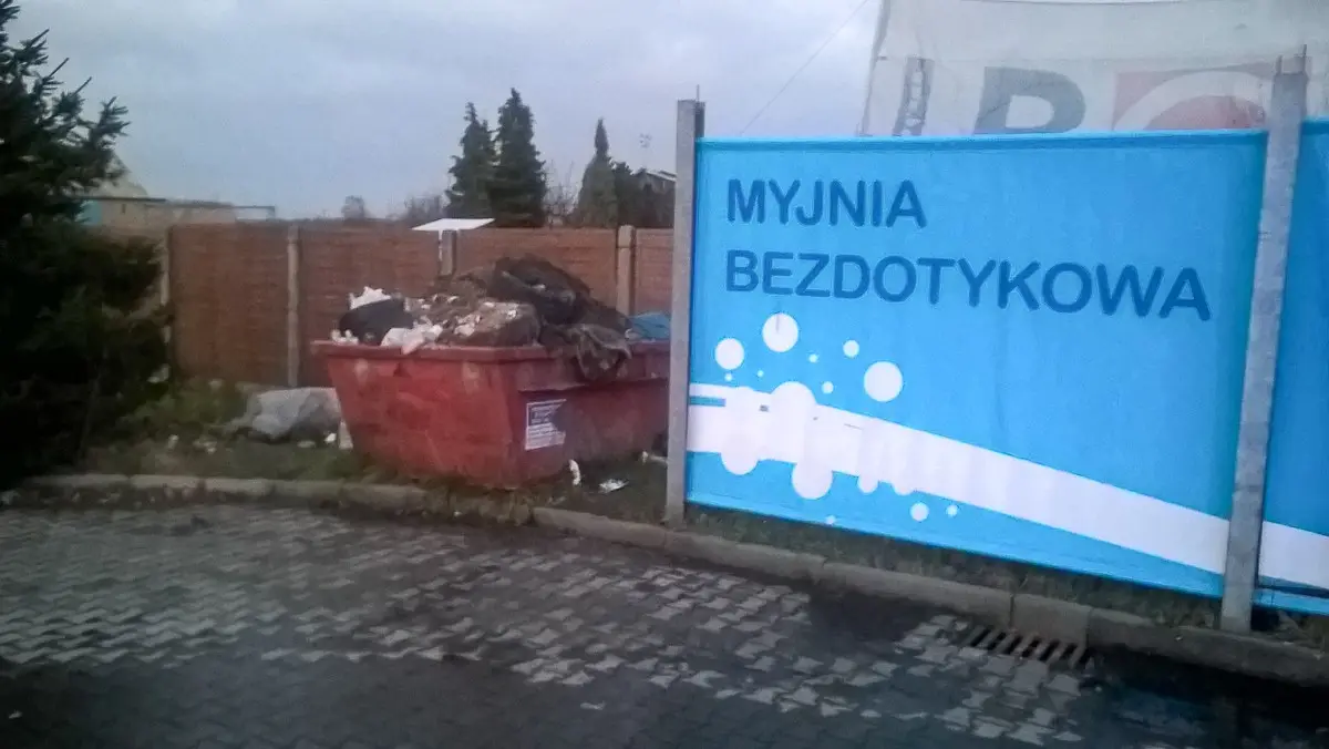 Megasyf koło myjni przy Tesco
