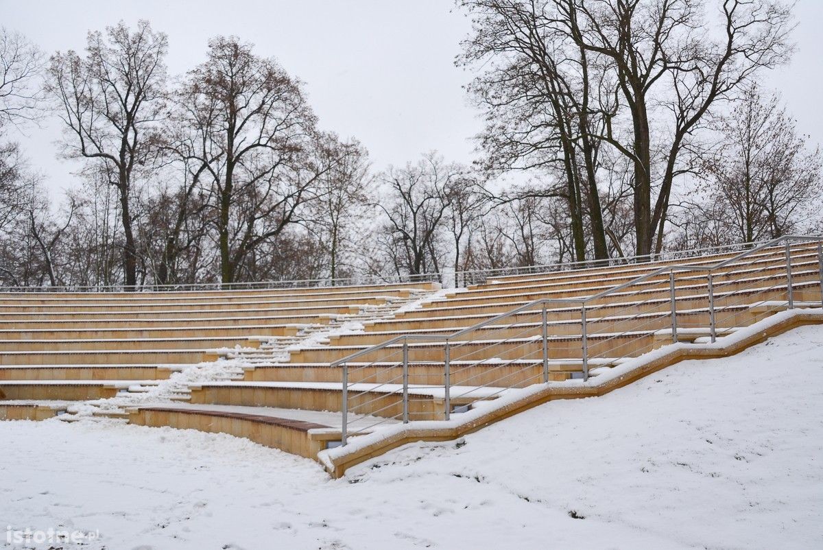 Amfiteatr w parku miejskim po remoncie