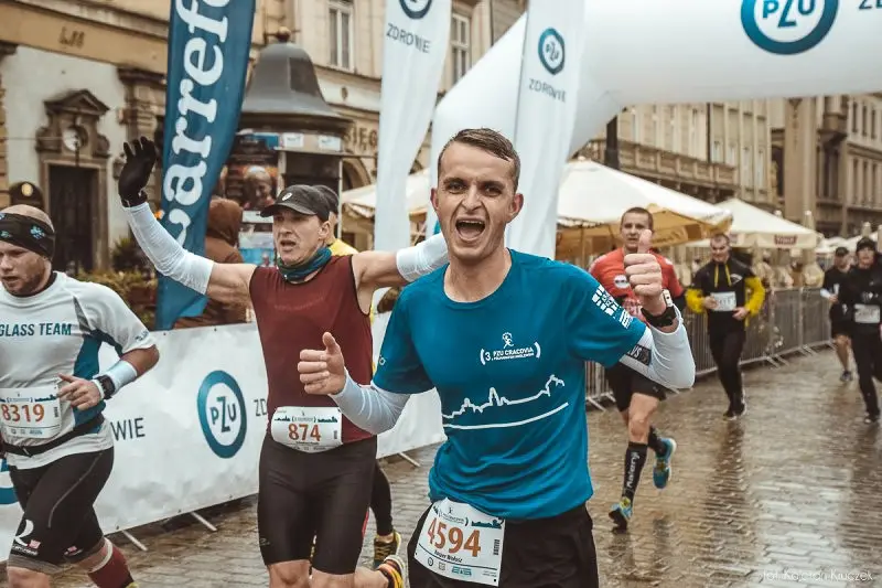 Biegacz Kacper Wołosz walczy o uśmiech Dzieci. Możesz pomóc!