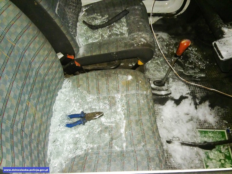 Po pijanemu zniszczyli 65 krzesełek w obiekcie sportowym i auto dostawcze. Mają... 16–17 lat