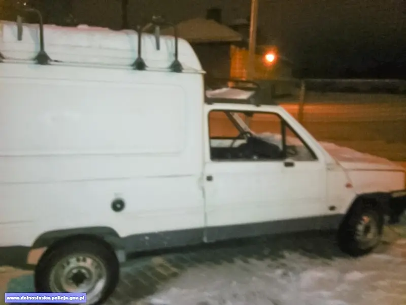 Po pijanemu zniszczyli 65 krzesełek w obiekcie sportowym i auto dostawcze. Mają... 16–17 lat