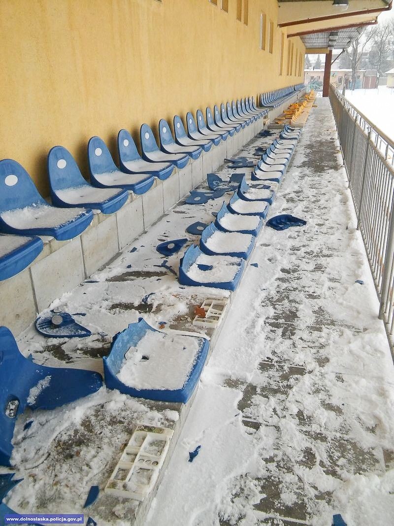 Po pijanemu zniszczyli 65 krzesełek w obiekcie sportowym i auto dostawcze. Mają... 16–17 lat